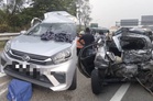 Wanita maut kereta rosak dirempuh lori