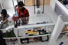 Pasangan ‘selamba’ curi tabung, sorok dalam baju anak