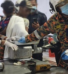 Tangan kanan remaja lelaki tersepit mesin pengisar daging