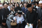 Air mata Tun M gugur di pusara isteri tercinta