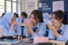 Pergi sekolah bersolek nak tunjuk siapa dik?