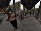 [VIDEO] Cemas dikejar gelandangan sambil hayun kotak