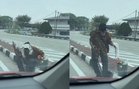 [VIDEO] Siapa pak cik ini, mana keluarga dia?