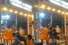 ‘Kantoi’ bersama kekasih gelap, suami pijak isteri di kafe