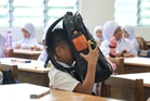 Tutup salah, buka salah, serba tidak kena