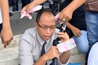 Ketua kesihatan dibaling wang, penduduk berang tahan jenazah orang miskin