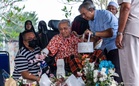 Lengan berjarum, badan lemah, Tun M tetap ziarah pusara isteri