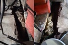 Mayat lelaki dibalut kain putih, disumbat dalam longkang