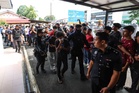 Buang mayat tepi semak: 14 lelaki termasuk dua beradik dituduh membunuh