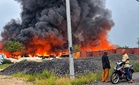 Kilang fiber terbakar, api marak sejak malam tadi