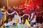 10 lelaki dewasa bertarung tangkap ular gergasi