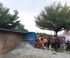 [VIDEO] Pemandu lori 10 tan tersepit dalam nahas di Persiaran Mokhtar Dahari