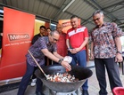 Mahsuri sumbang kicap bantu pengoperasian Dapur Siswa Madani UPM