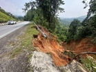 Rekahan jalan sepanjang 30 meter dikesan di Lojing