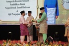 Sultan Nazrin sampaikan Anugerah Kecemerlangan Pendidikan Islam Perak