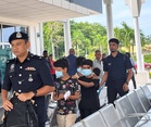 Tiga budak Myanmar didakwa ugut warga emas dengan mop, besi