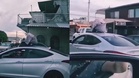 Bapa tertinggal bayi atas bumbung kereta bergerak