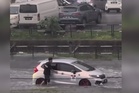 Lelaki tolak kereta redah banjir di Puchong