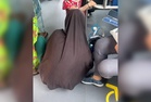 Anak kencing di hentian, pakai seluar dalam bas