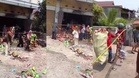Penduduk ‘berjemaah’ kebas makanan ringan dari gudang terbakar