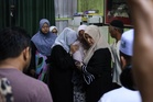Pegawai AKPS maut: Dua anak, keluarga sambut kepulangan jenazah dengan air mata