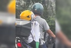 Ayah sanggup ‘korbankan’ kolar baju demi anak