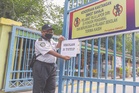 ‘Esok sekolah atau tidak?’