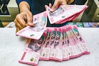 Rupiah jatuh menghampiri paras terendah dalam sejarah