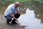 Dua sungai di Raub tercemar, air berwarna hitam dan berbau busuk