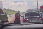 Penunggang Motosikal Tendang Kereta Di Plaza Tol Kajang Ditahan Polis
