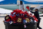 Delegasi AS Dilapor Buang Semua Hadiah Dari China Sebelum Naik Air Force One