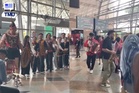 “Tak Rasa Menganggu Ke?” Rupanya Wanita Ini Turut Sama Menari Bersama Komuniti Borneo Di KL Sentral