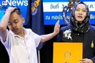 Pengetua ‘Sporting’ Ikut Gaya Pelajar Ketika Graduasi, Majlis Sekolah Di Thailand Ini Kembali Tular
