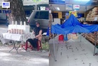 “Saya Tak Kaya, Tapi Saya Tahu Ramai Orang Kaya Hati” – Lelaki Sebak Lihat Warga Emas Berniaga Dalam Hujan, Terus Hulur Bantuan