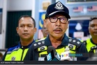 Lelaki Sedang Pasang Bendera Parti Maut Selepas Terlibat Dalam Langgar Lari