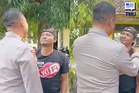 Rakan Lama Kini Buruh Binaan, Polis Janji Belikan Motosikal