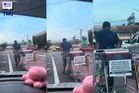 ‘Dalam Panas Terik, Pakcik OKU Penglihatan Tetap Tolak Troli Cari Rezeki, Buat Ramai Sebak’