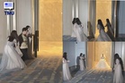 Bridesmaid ‘Lindungi’ Pengantin, Elak Momen Bahagianya Dicuri Wanita Tua