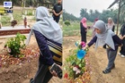 “Assalamualaikum Irene Sofiya” — Guru Tadika Datang Ziarah Pusara Dan Keluarga Allahyarham