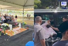 “Sebak Saat Tun M Melambaikan Tangan” – Wanita Kongsi Detik Pertemuan Ketika Ziarah Pusara Tun Hasmah