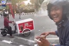 Penjual Kopi Tetap Berniaga Ketika Demonstrasi Kecoh, Video Cetus Simpati