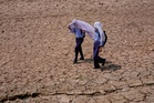 Heat wave empties roads and markets in north India as some farmers turn to night time work
