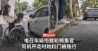 疑拒载轮椅乘客起口角,电召车司机突然开车,她拉住车门被拖行!