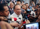 Anwar sokong titah Tuanku Muhriz kekalkan Aminuddin