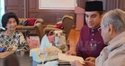 Syed Saddiq hantar sendiri kad kahwin kepada Tun M, sempat minta petua rumah tangga. 'Tetamu paling senior, muda di hati'