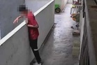 Polis rakam keterangan remaja baling batu dari tingkat 13