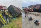 Dua maut lori muatan ayam terbalik