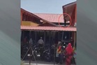 Pelajar perempuan histeria, berdiri di koridor tingkat 1 sekolah