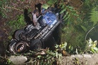 Lelaki maut, isteri anak cedera kereta terjunam gaung