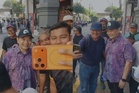 Himpunan Tangkap Azam Baki: Orang ramai ambil peluang bergambar bersama Rafizi